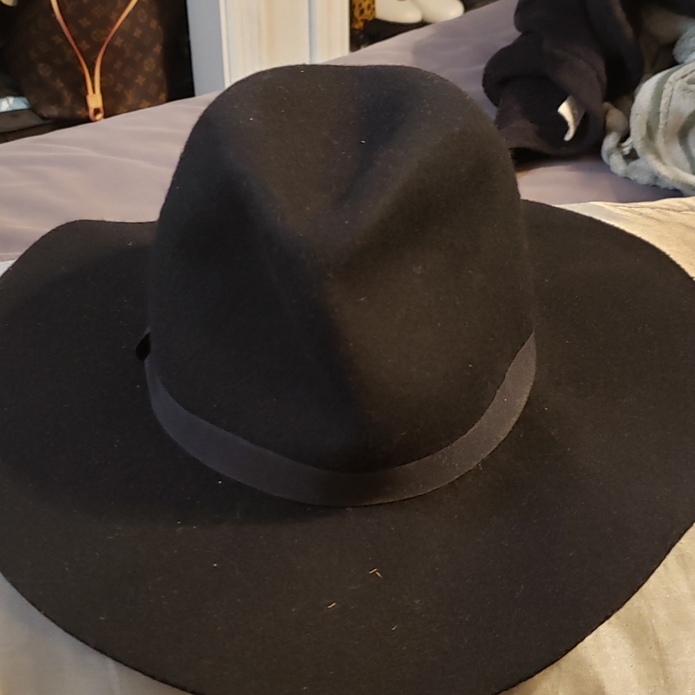 Black floppy women's hat